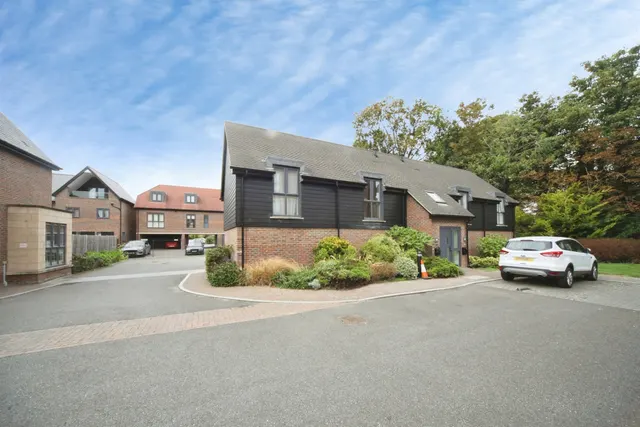 Frances Drive, Dunstable, LU6, photo 1
