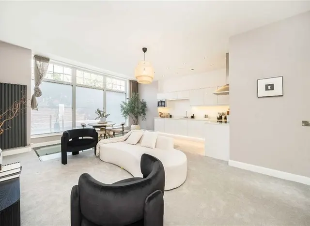 Photo 2 — Welmar Mews, Clapham, SW4