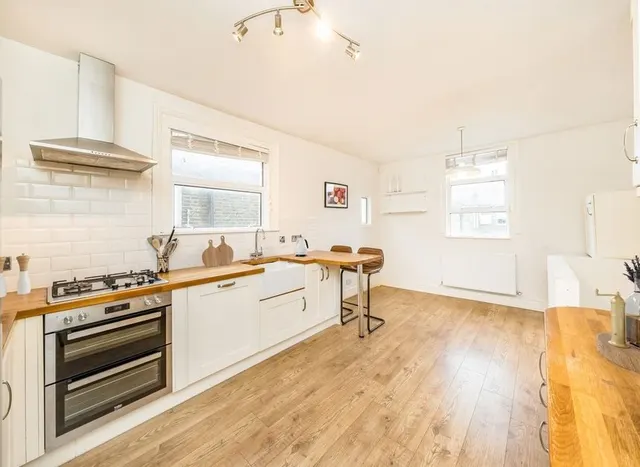 Photo 2 — Glasford Street, Tooting, SW17
