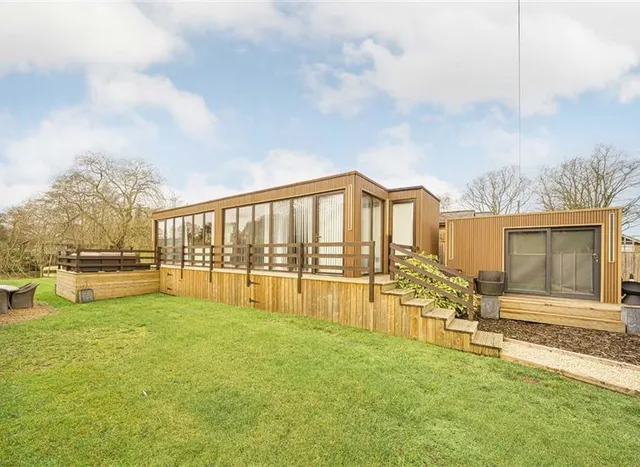 Wey Meadows, Weybridge, KT13, photo 1