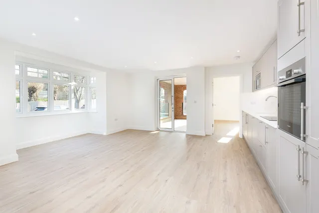 Photo 2 — 18 Brambledown Road, South Croydon CR2 0BL