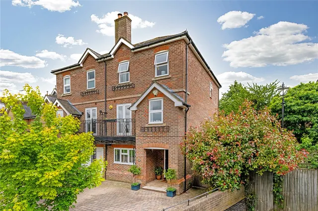 Gander Green Crescent, Hampton, TW12 2FA, photo 1