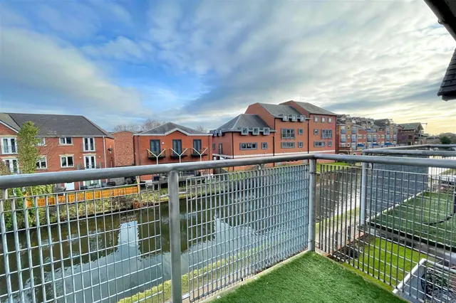 Waterside, Sale, photo 3