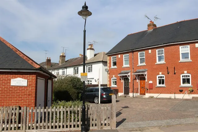 Highlands Road, Leatherhead, KT22, photo 1