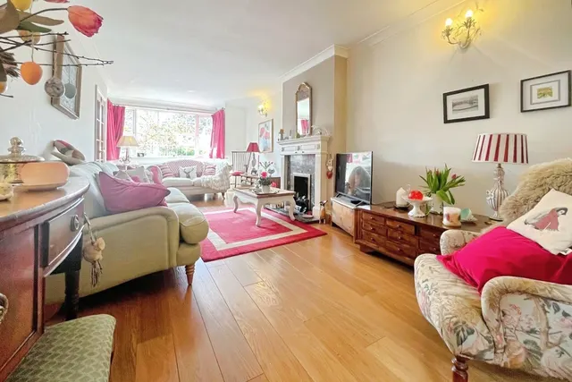 Weydon Hill Road, Farnham, GU9, photo 2