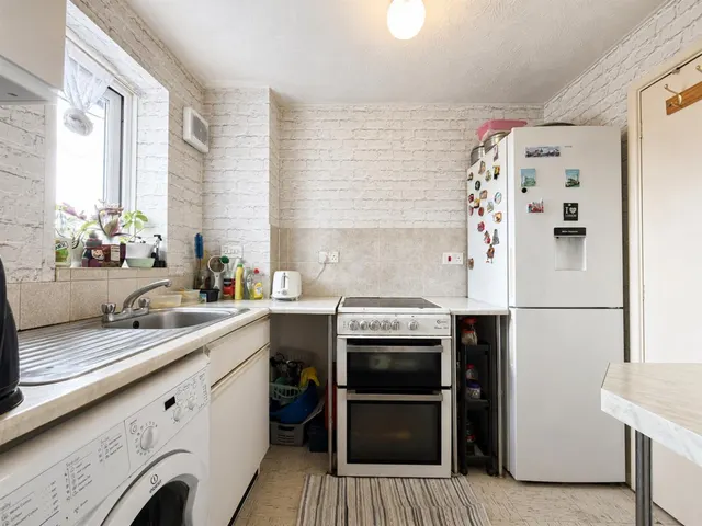 Apartment For SaleBurket Close, Norwood Green, UB2, photo 2