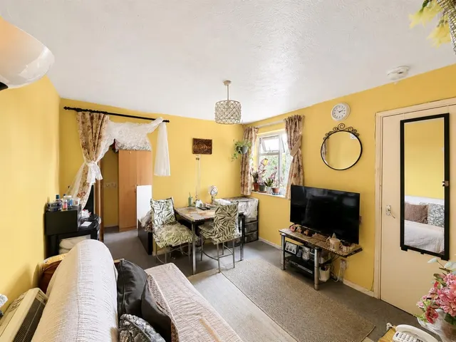 Apartment For SaleBurket Close, Norwood Green, UB2, photo 3