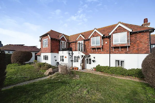 Sea Front, Hayling Island, PO11, photo 1