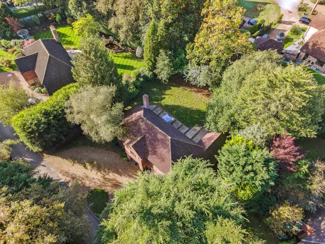 Littleworth Lane, Esher, KT10, photo 1
