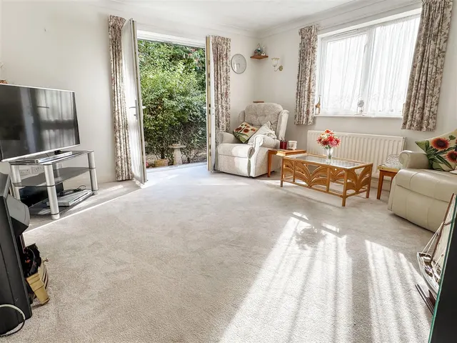 Hambledon Place, Bognor Regis, photo 2