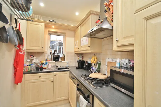 Broadway, Knaphill, GU21, photo 3