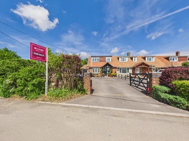 Corner House West Street, Tadley, RG26, photo 1
