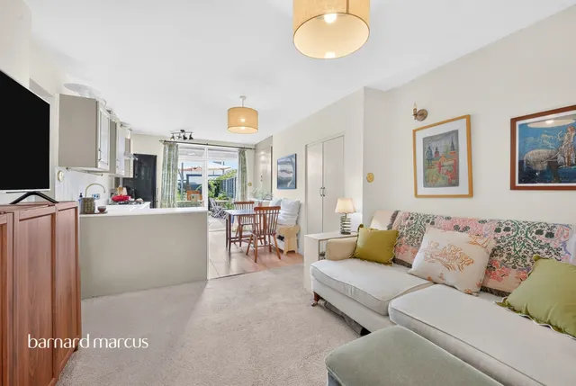 The Parade, Spa Drive, Epsom, photo 1
