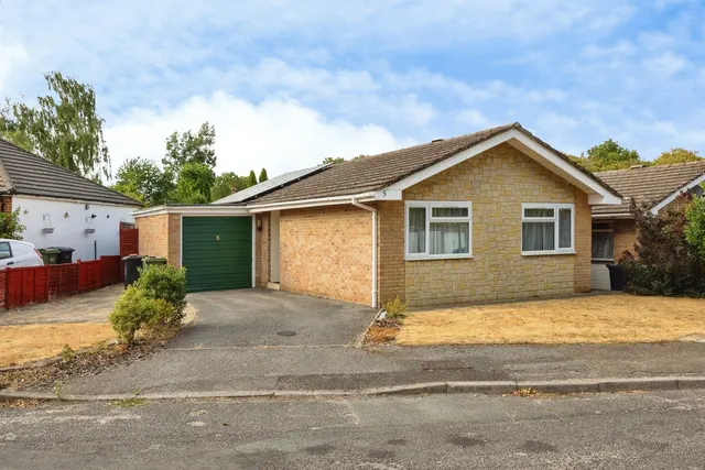 Weydown Close, Guildford, GU2, photo 1