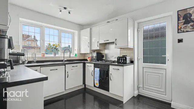 Burrow Walk, Nottingham, NG17, photo 3