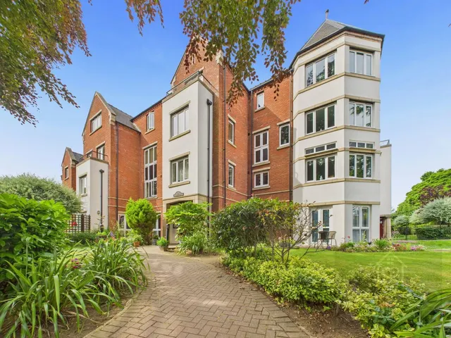 Harlestone Road, NN5, photo 1