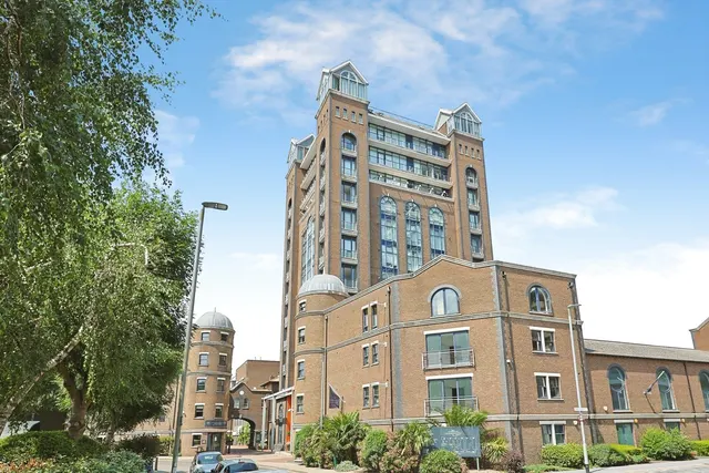 Photo 2 — Coral Row, Battersea, London, SW11