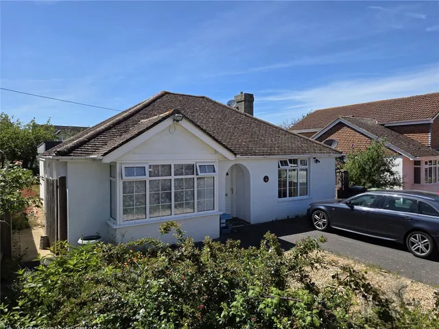 St. Leonards Avenue, Hayling Island, PO11, photo 1