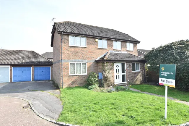 Tweedsmuir Close, Farnborough, Hampshire, GU14 0QA, photo 1