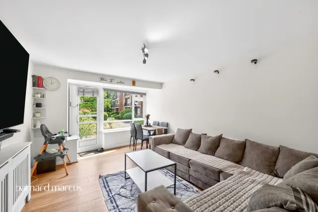 Castle Way, Feltham, photo 1