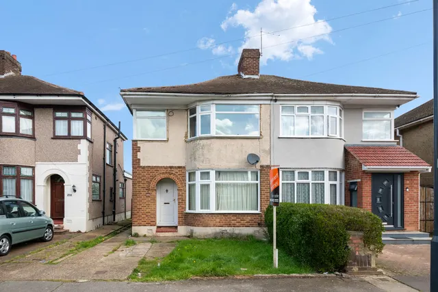 The Heights, Northolt, UB5, photo 1
