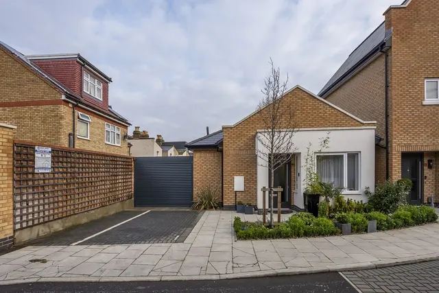 Pears Road, Hounslow, TW3, photo 1