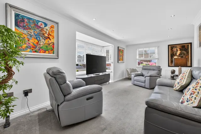 Photo 3 — 44 Whyte Avenue, Irvine, KA12 0EG
