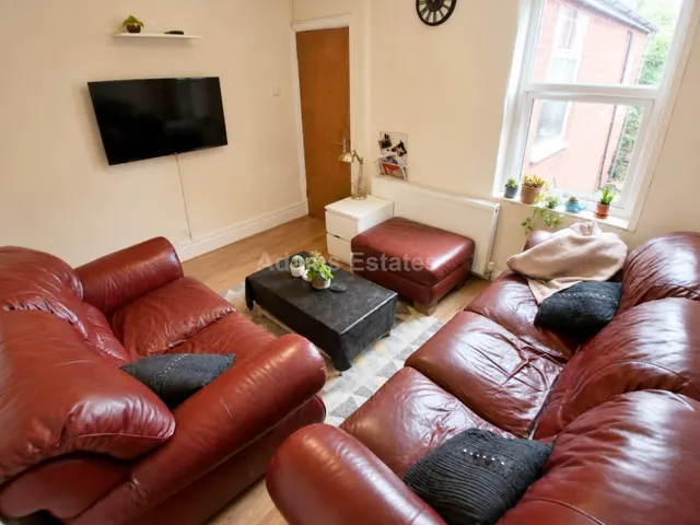 Photo 2 — Blenheim Gardens, Reading, RG1 5QG