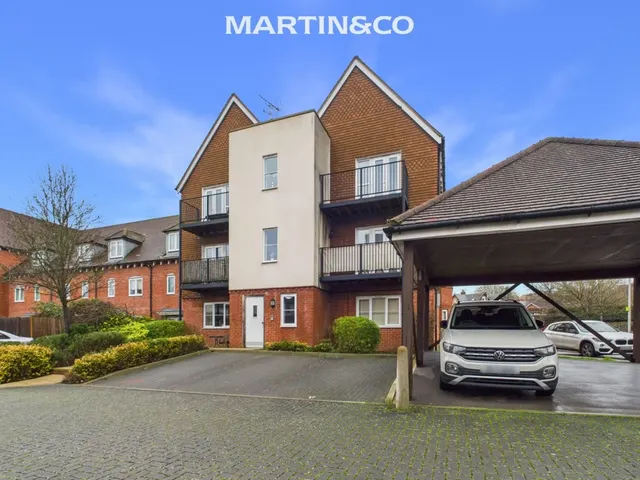 Outfield Crescent, Wokingham, photo 1