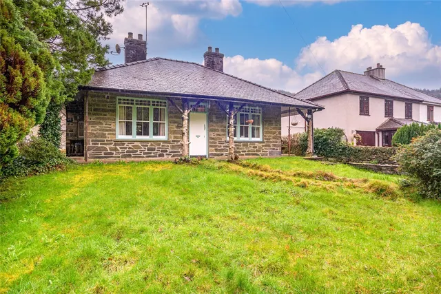 Holyhead Road, Pentre Du, photo 1