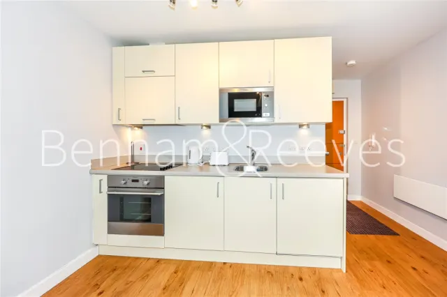 Boulevard Drive, Beaufort Park, NW9, photo 2