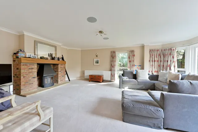 Photo 2 — 5 Eversley Park, London