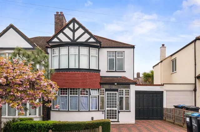 Sundial Avenue, London, SE25, photo 1