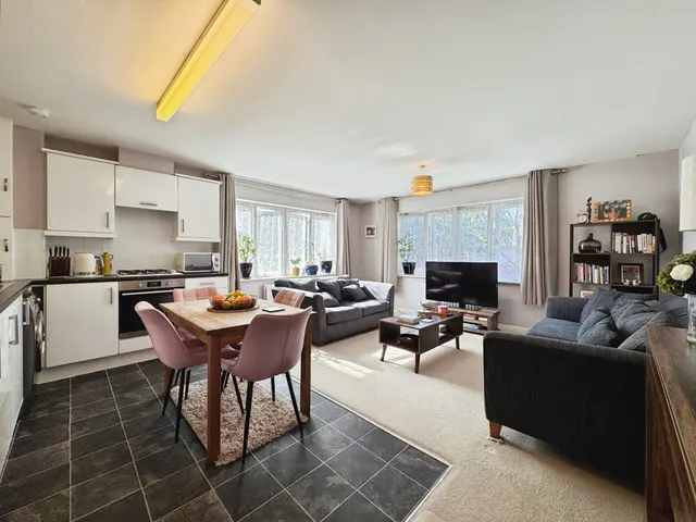 King George Crescent, Wembley, HA0, photo 1