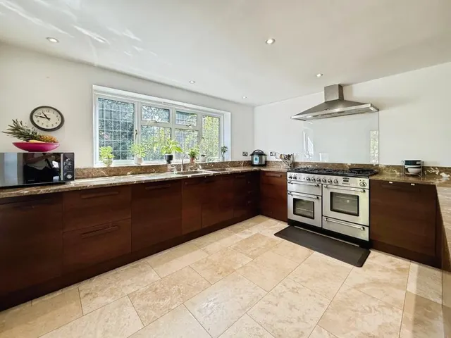 Lower Wokingham Road, Crowthorne, RG45, photo 2