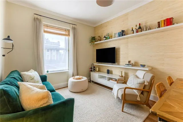 Clapham High Street, London, SW4, photo 1
