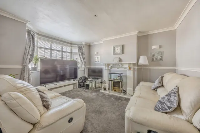 Photo 2 — Oriel Close, Mitcham, CR4