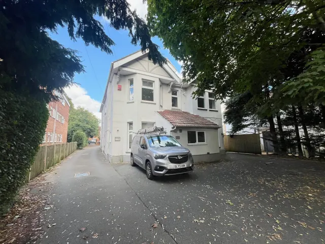Richmond Park Road, Bournemouth, BH8, photo 1