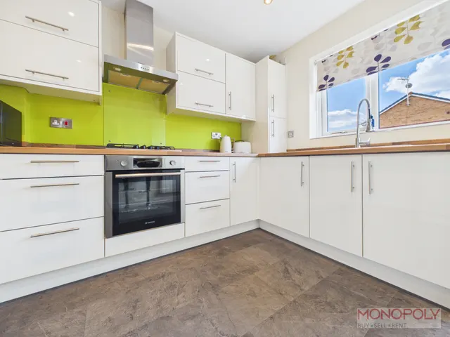 Taunton Way, Llwyn Onn Park, LL13, photo 3