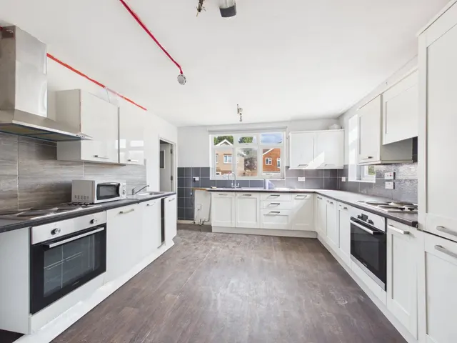 Ashford Crescent, Ashford, TW15, photo 2