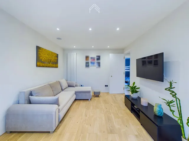 Photo 3 — WD18 7EH, Watford, Hertfordshire, England, United Kingdom