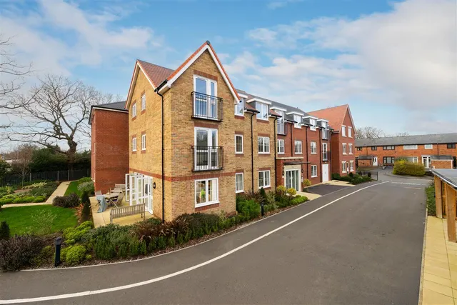 South Acre Drive, Handforth, photo 1