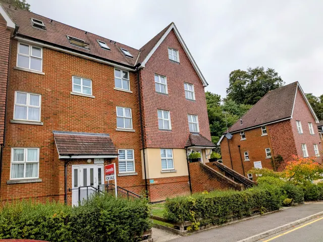 Garlands road, RH1, photo 1