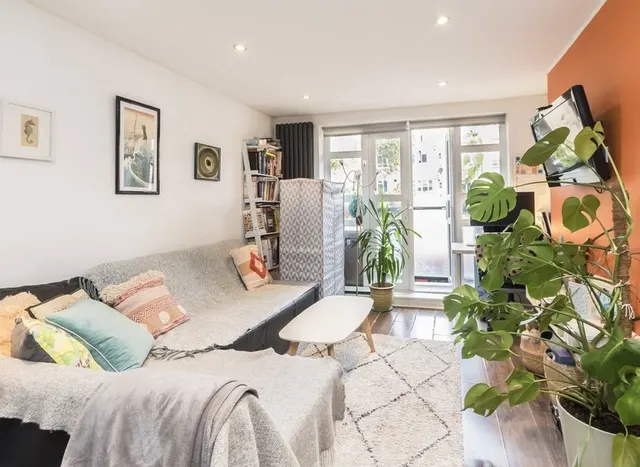 Photo 2 — Staplefield Close, Streatham Hill, SW2