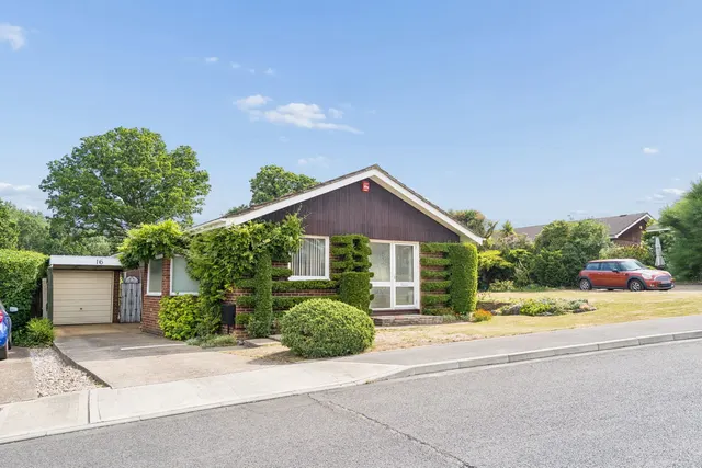 Curzon Place, Pinner, HA5, photo 1