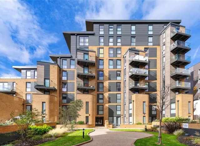 Baltic Avenue, Brentford, TW8, photo 1