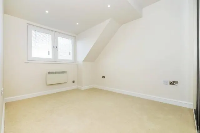 Lyon Road, Walton-on-Thames, KT12, photo 2