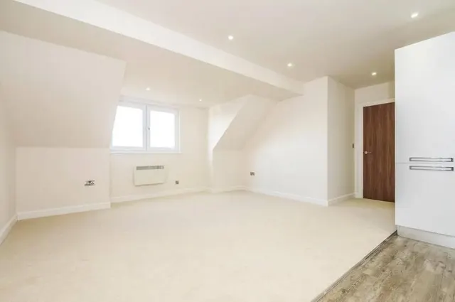 Lyon Road, Walton-on-Thames, KT12, photo 3