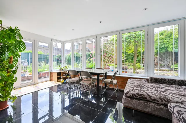 Photo 3 — 5 Teviot Close, Guildford
