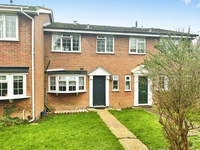 Waters Drive, Staines-upon-Thames, TW18, photo 1